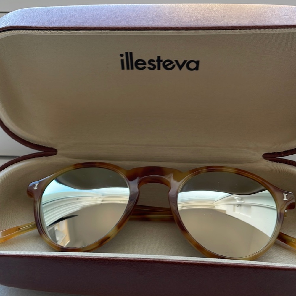 Like new condition ! Barely worn. Illestwva tortoise sunglasses